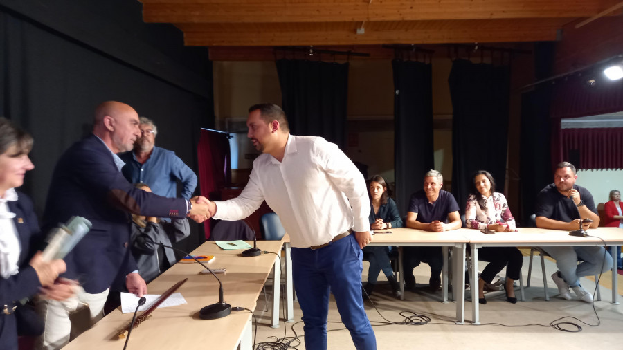 El PP de Muxía acusa al exalcalde de insultar a una persona discapacitada