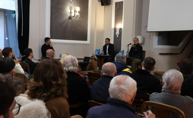 El Casino de Carballo acogió la presentación del libro del “Súper Dépor”