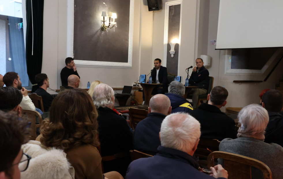El Casino de Carballo acogió la presentación del libro del “Súper Dépor”