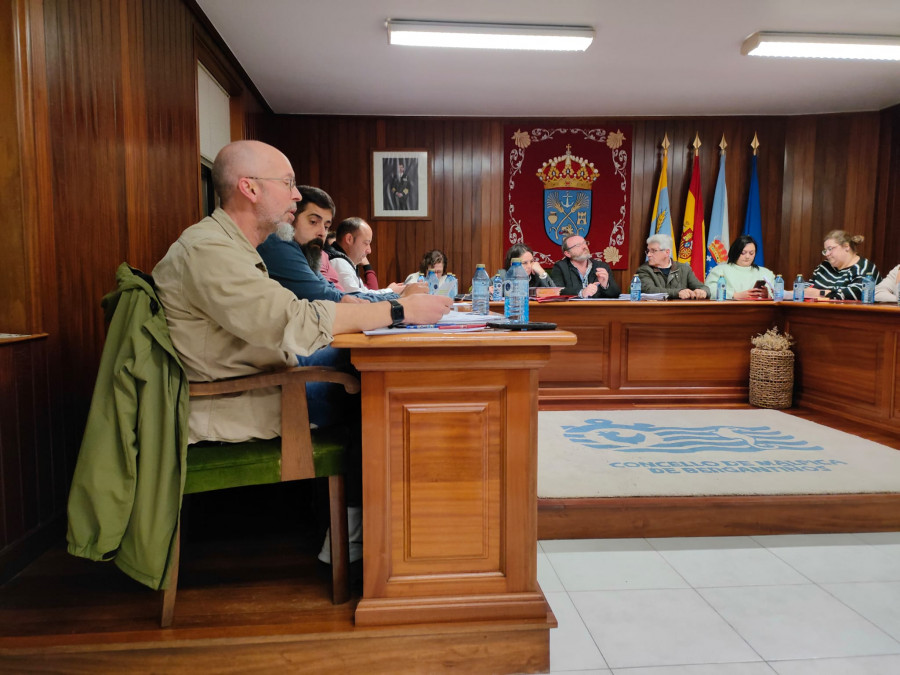 El pleno de Malpica aprueba el pago de facturas por 439.305 euros con duras críticas del BNG