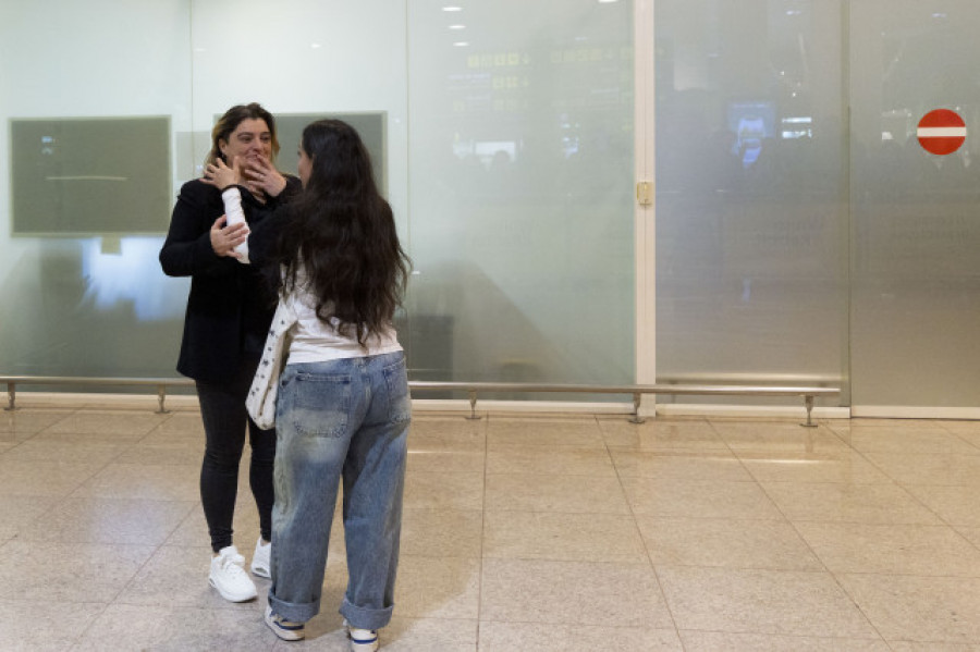 Llega a España Fátima Ofkir, la joven catalana amnistiada tras pasar siete años en una prisión de Omán