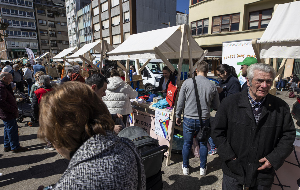 Huerta y solidaridad en el primer Feirón en Rede de Carballo
