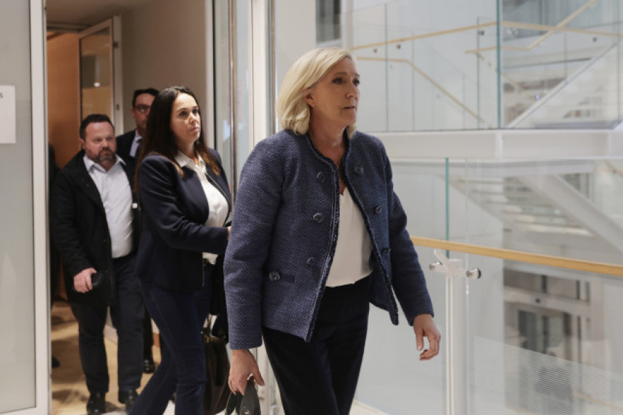 Le Pen, inhabilitada para cargo público por el desvío de fondos del Parlamento Europeo