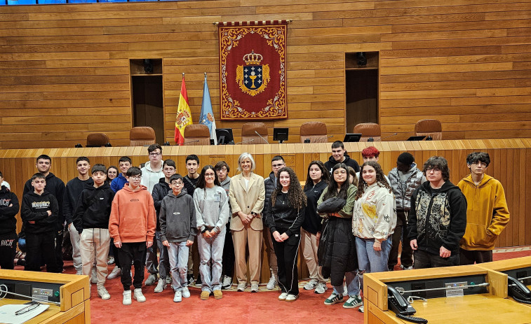 Alumnos de Pedra da Aguia conocen el Parlamento