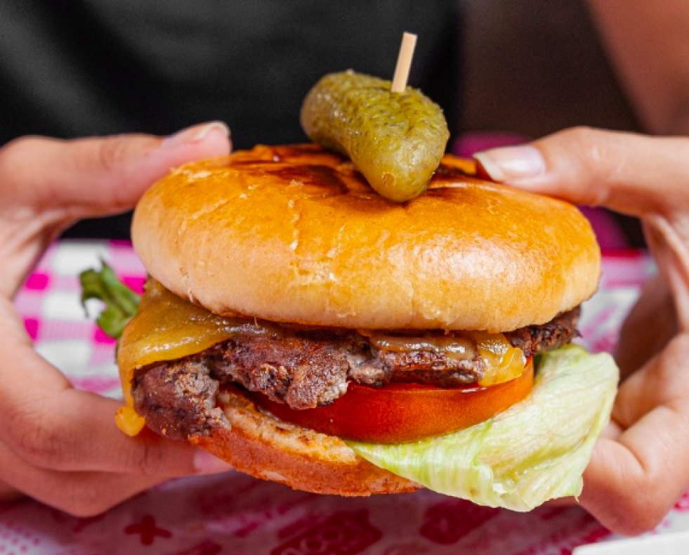 Una de las hamburguesas que ofrece Oh My Food