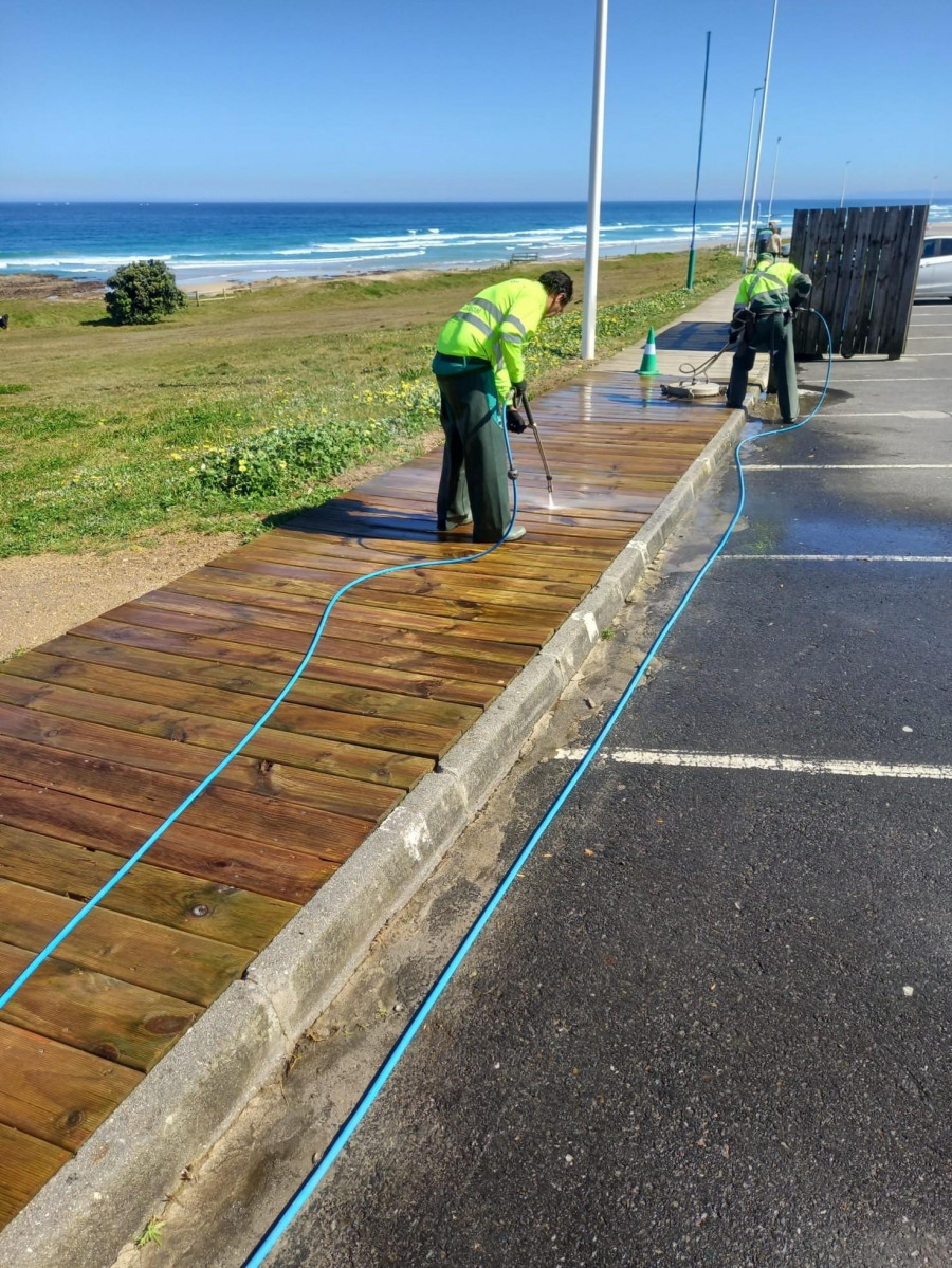 El Concello carballés prepara las playas para la Semana Santa con labores de limpieza