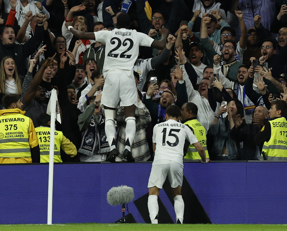 MADRID, 01/04/2025.- El defensa alemán del Real Madrid Antonio Rudiger (i) celebra su gol durante el partido de vuelta de las semifinales de la Copa del Rey que Real Madrid y Real Sociedad disputan h