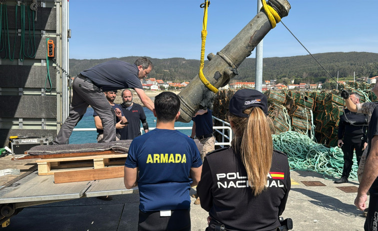 Recuperan del mar un cañón de bronce del siglo XVI en la zona de Punta Sardiñeiro, en Fisterra