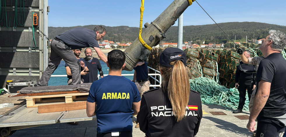 Recuperan del mar un cañón de bronce del siglo XVI en la zona de Punta Sardiñeiro, en Fisterra