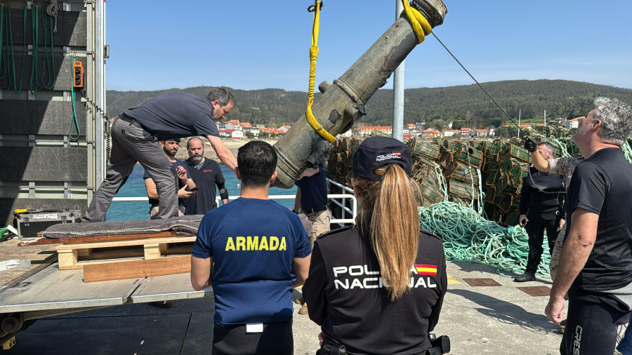 Recuperan del mar un cañón de bronce del siglo XVI en la zona de Punta Sardiñeiro, en Fisterra
