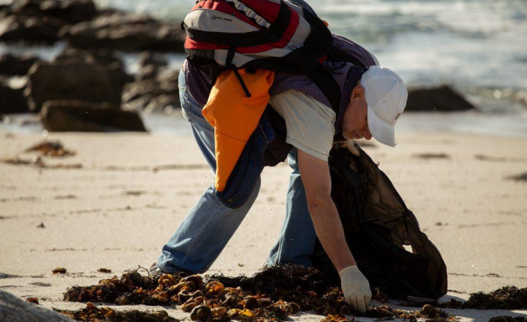 Temporada de Mar anima a participar en la limpieza de la playa de Langosteira