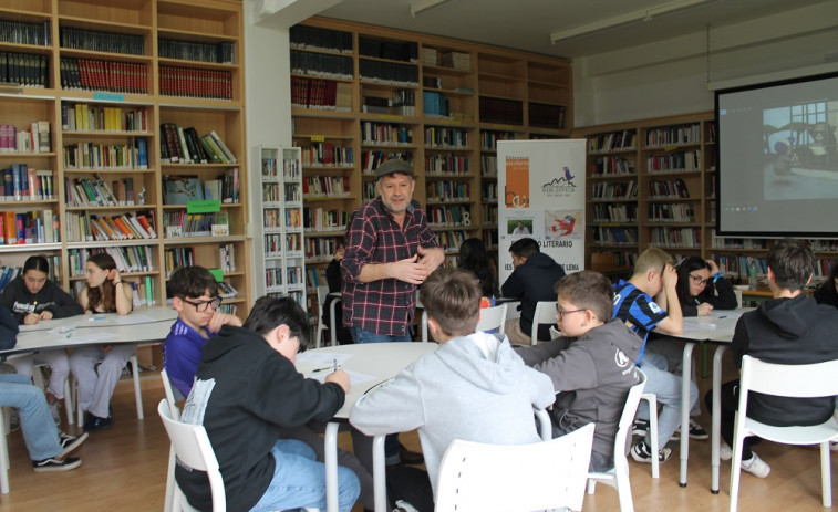 Fernando Castroverde inauguró el Mes do Libro en el instituto de Baio