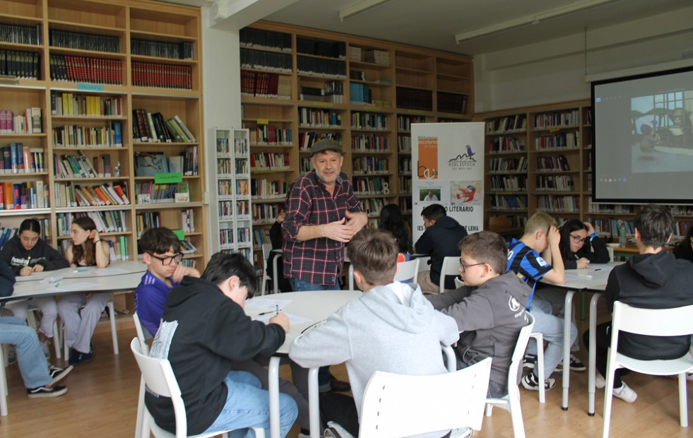 Fernando Castroverde inauguró el Mes do Libro en el instituto de Baio