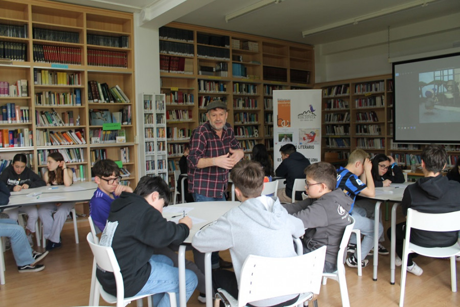 Fernando Castroverde inauguró el Mes do Libro en el instituto de Baio