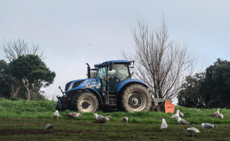 Herido en una pierna un niño de 3 años tras un accidente con un tractor en Carballo