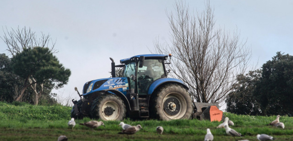 Herido en una pierna un niño de 3 años tras un accidente con un tractor en Carballo