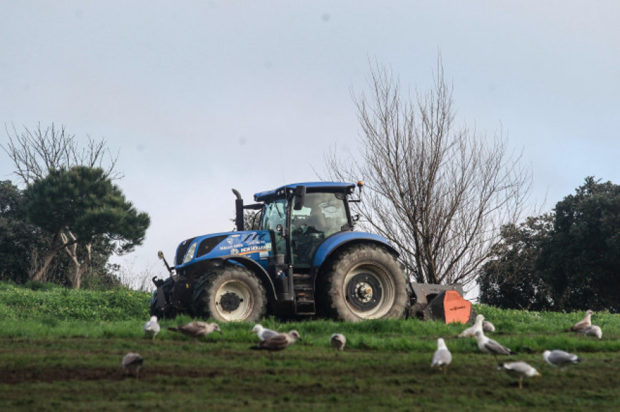 Herido en una pierna un niño de 3 años tras un accidente con un tractor en Carballo
