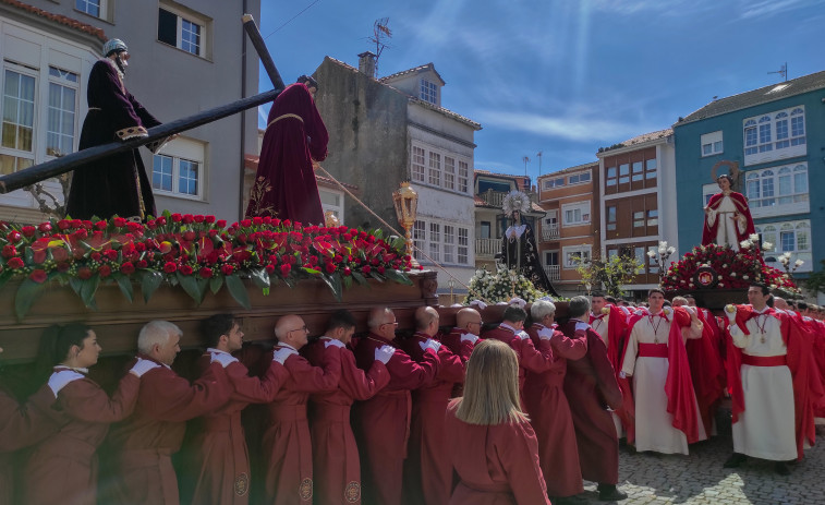 Los actos litúrgicos se combinan con los lúdicos en la Semana Santa de Fisterra