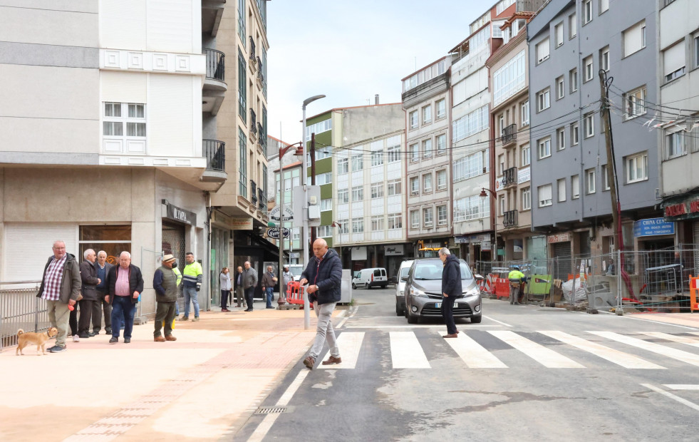 Tráfico y peatones ya circulan por el puente de la calle Fomento de Carballo