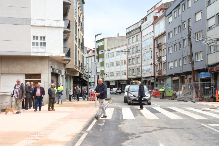 Tráfico y peatones ya circulan por el puente de la calle Fomento de Carballo