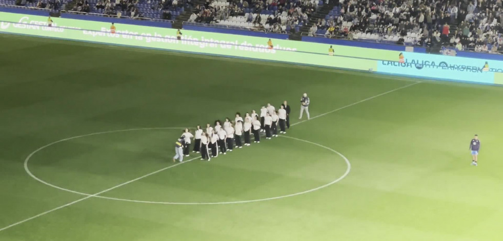 Gestán Conteco lleva el mensaje de “O vaso que volve” al césped de Riazor con una espectacular actuación musical en directo
