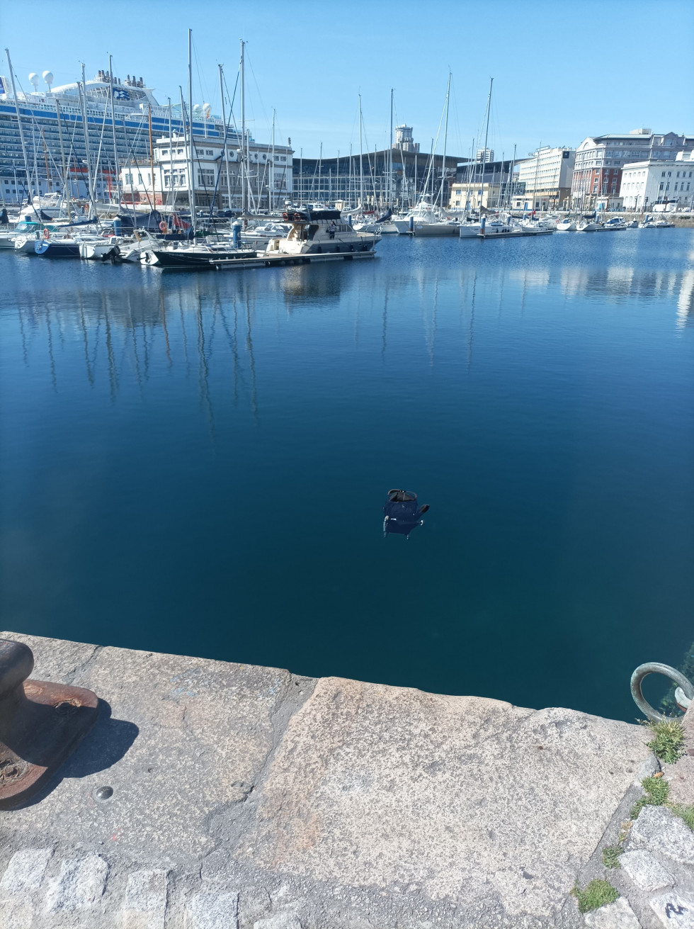 Un carrito de bebé cae al agua en O Parrote