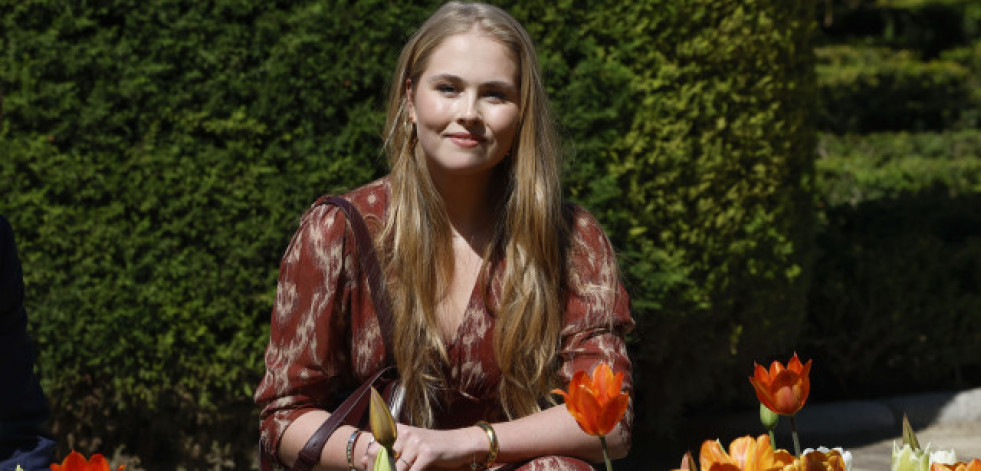 Amalia de Orange inaugura un jardín de tulipanes en la plaza de Oriente