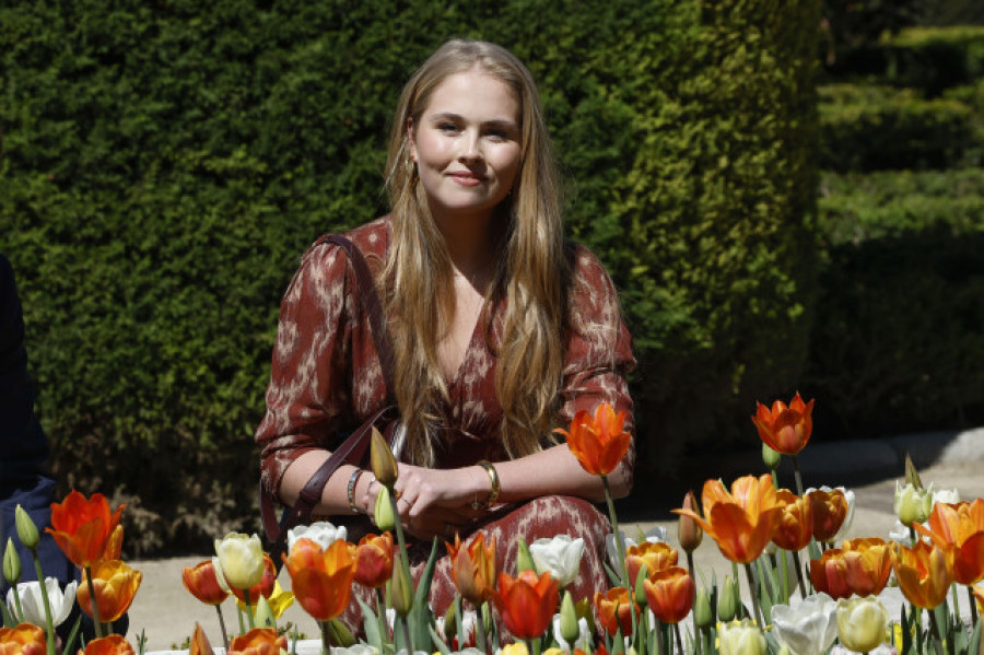 Amalia de Orange inaugura un jardín de tulipanes en la plaza de Oriente