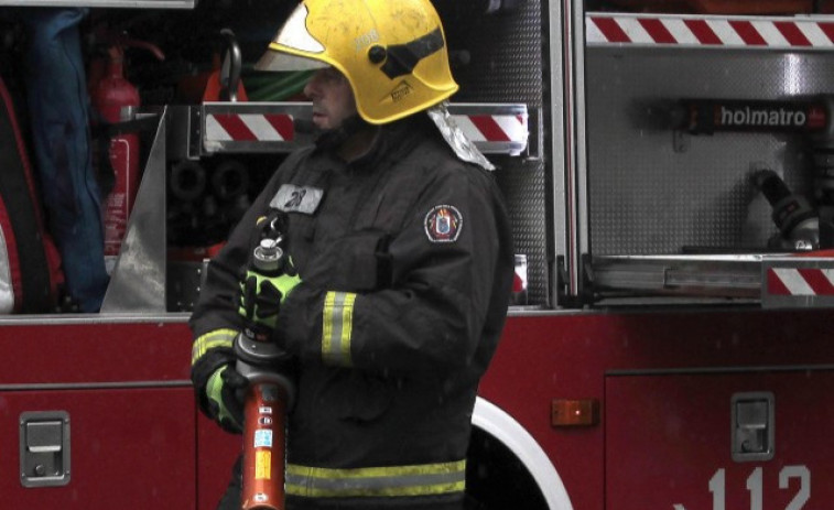 Una persona herida por inhalación de humo al incendiarse su casa en Muros