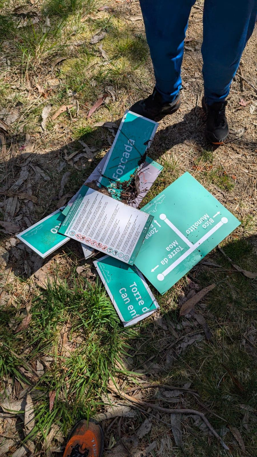 Destrozan parte de las señales informativas de la ruta de los Penedos de Pasarela y Traba