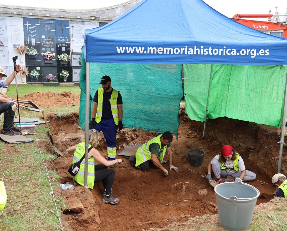 Labores de exhumacion en el cementerio de Bertoa