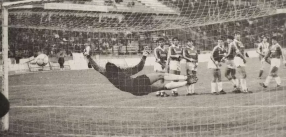 Sale a la luz el vídeo de la histórica doble falta de Agulló en Riazor