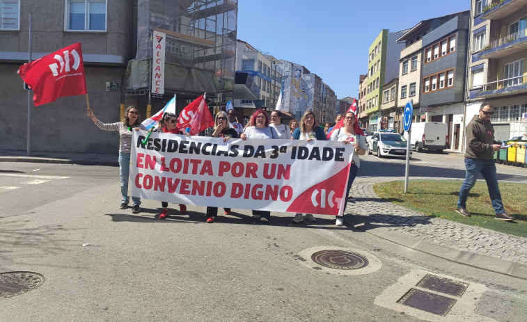 Trabajadoras de la DomusVi de Carballo protestan por los servicios mínimos impuestos en la huelga