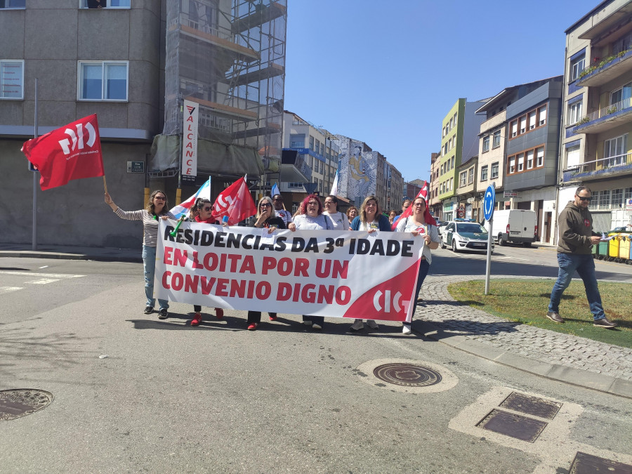 Trabajadoras de la DomusVi de Carballo protestan por los servicios mínimos impuestos en la huelga