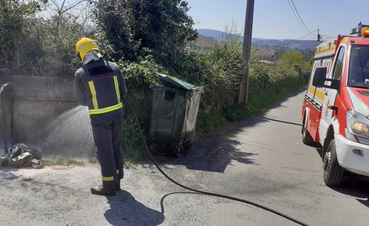 Incendio de dos contenedores en la parroquia de Berdillo