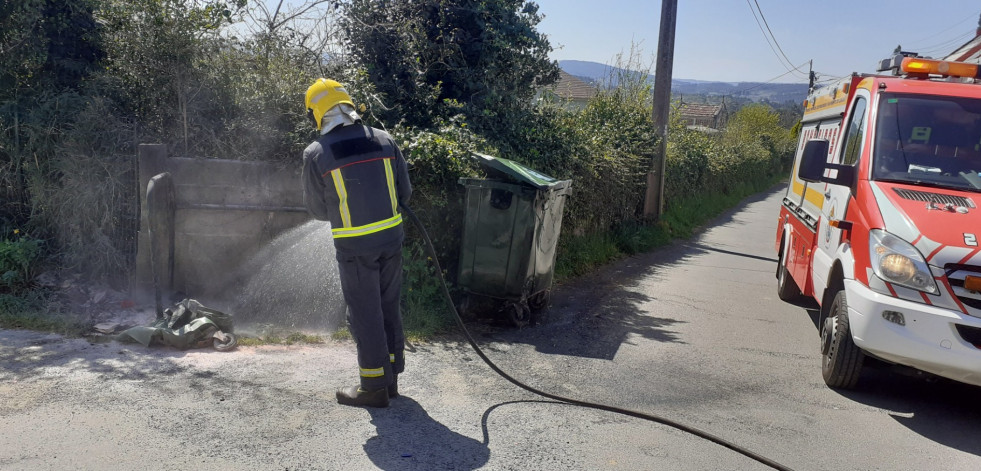 Incendio de dos contenedores en la parroquia de Berdillo