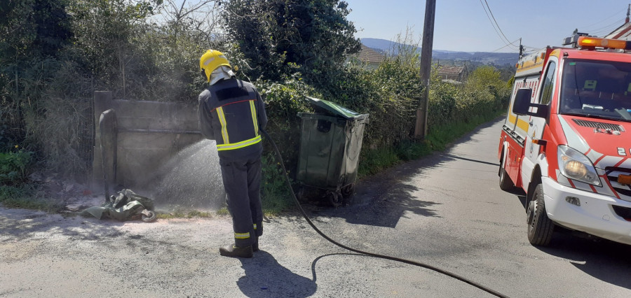 Incendio de dos contenedores en la parroquia de Berdillo