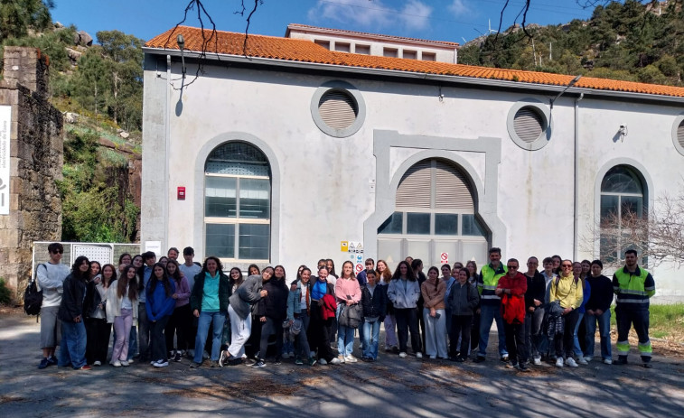 Visita a la central de XEAL en Santa Uxía de un grupo de alumnos de ESO de Cambados