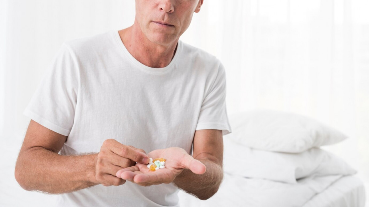 Hombre primer plano pastillas dormitorio 23 2148334643