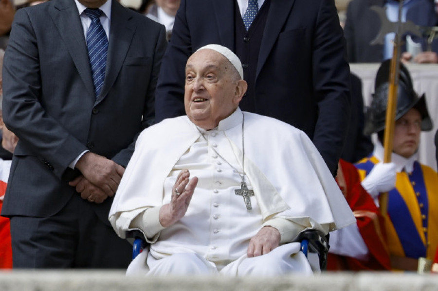 El papa aparece en la plaza de San Pedro para saludar a los fieles en el Domingo de Ramos