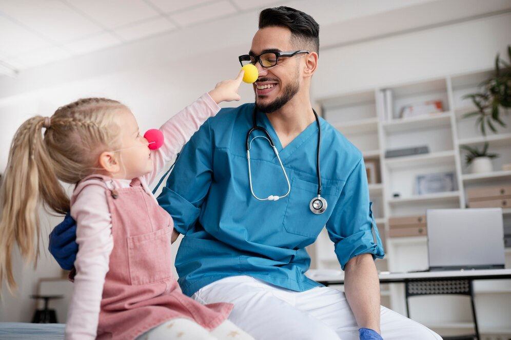 Doctor haciendo su trabajo oficina pediatria 23 2149224155