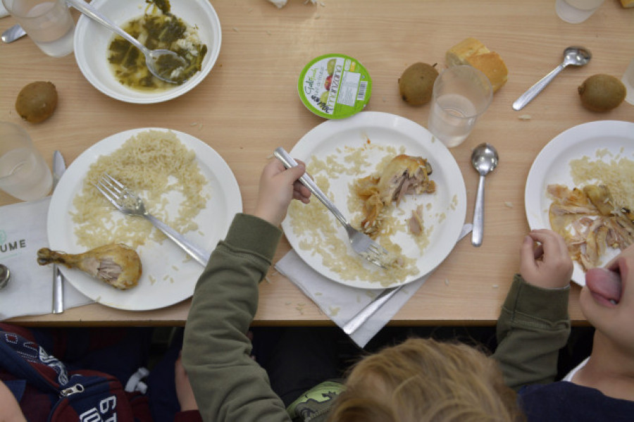 El Gobierno prohíbe por ley servir bebidas azucaradas y bollería en los comedores escolares