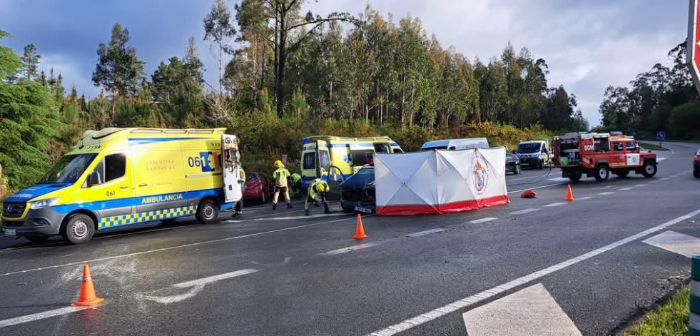 Excarcelan a dos personas tras una colisión entre dos coches en Dumbría