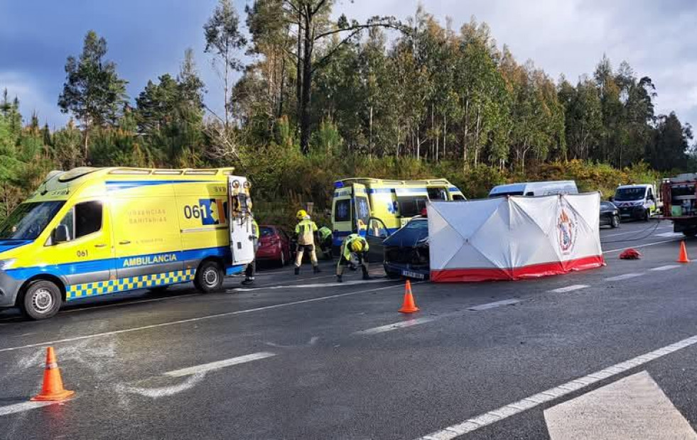 Excarcelan a dos personas tras una colisión entre dos coches en Dumbría