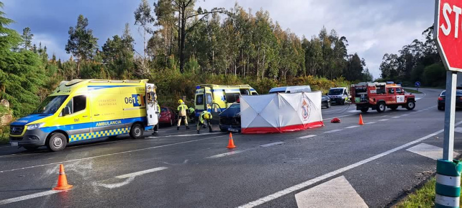Excarcelan a dos personas tras una colisión entre dos coches en Dumbría