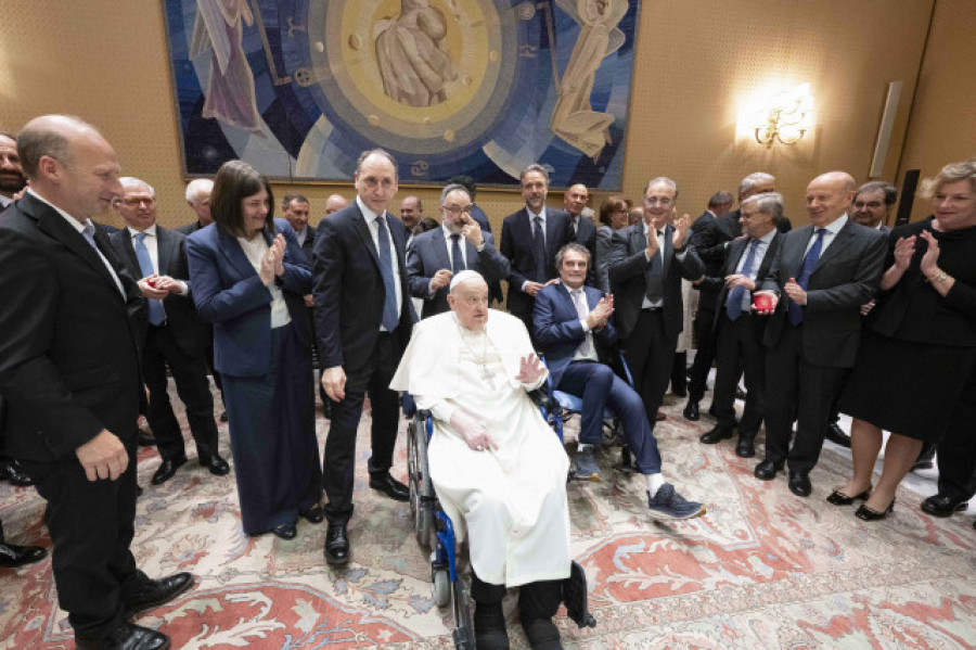 El papa recibe al personal médico que lo trató en el hospital: "Gracias"