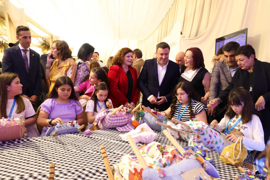 La Mostra do Encaixe se reivindica como punto de encuentro de oficio e innovación