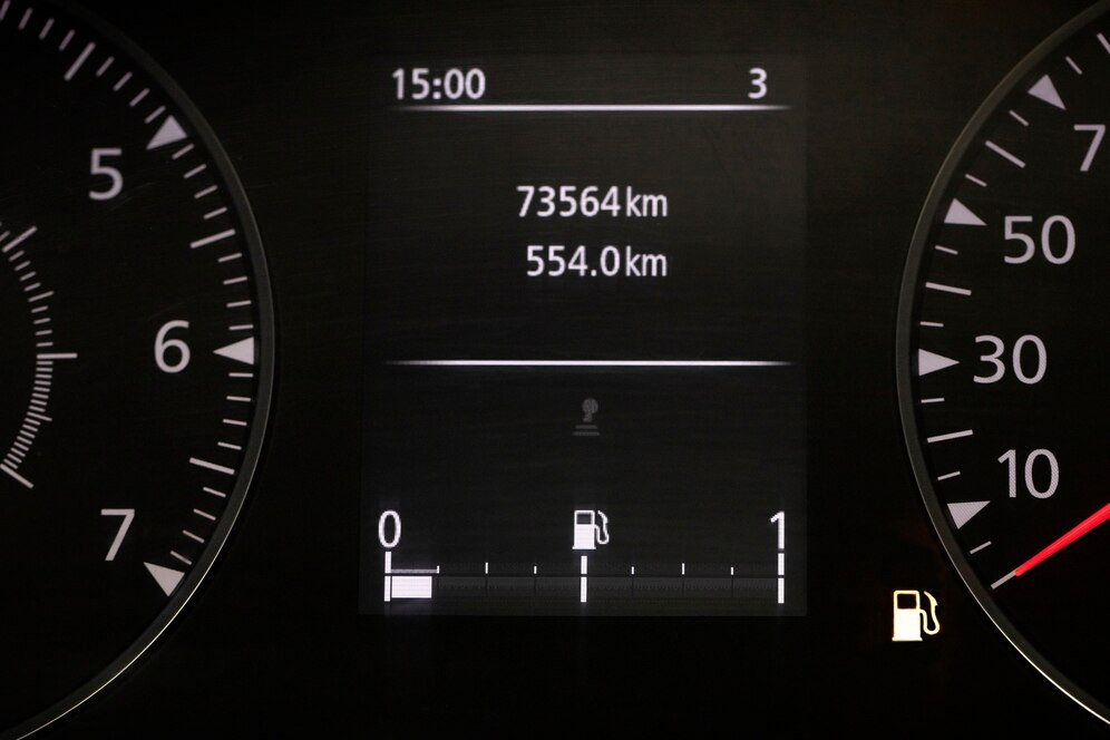 Primer plano medidor nivel combustible vehiculo 23 2150163672