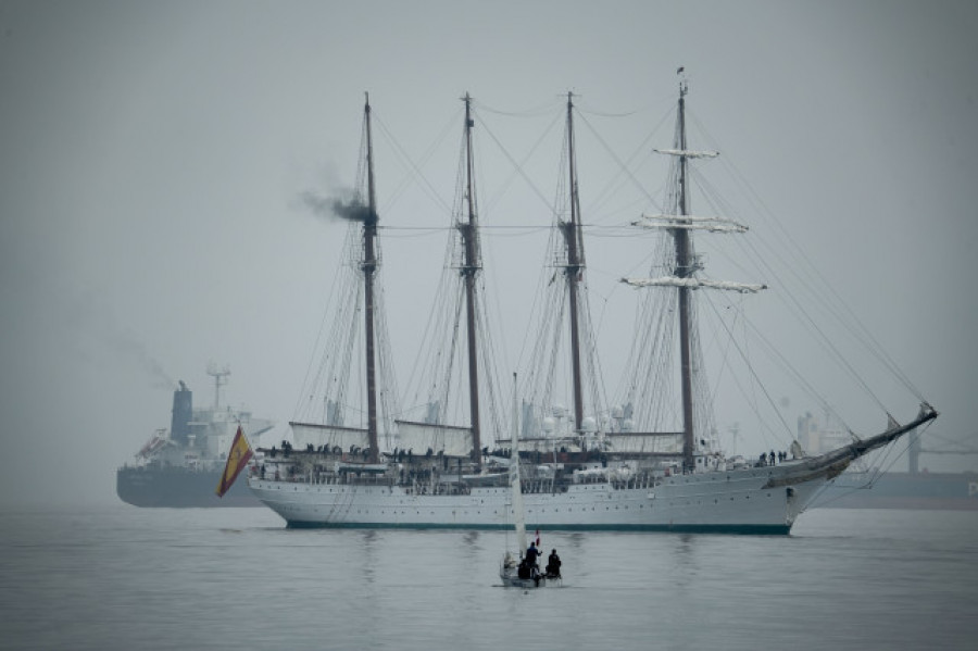 El buque escuela Juan Sebastián Elcano atraca en el puerto peruano del Callao con la princesa Leonor a bordo