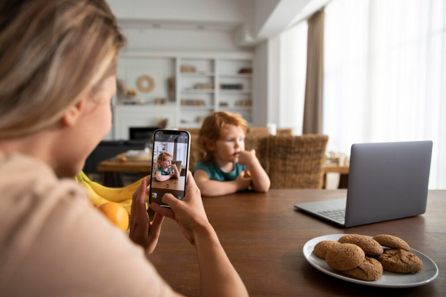 ¿Sacrificas la privacidad de tus hijos por los 'me gusta'? Vivir su infancia en pantallas oculta amenazas